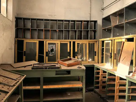 Eski bir iş yerinde raflar, dolaplar ve masalar