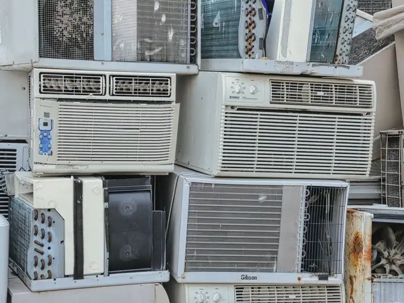 Üst üste dizilmiş eski hurda klimalar