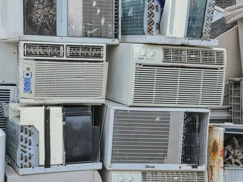 Üst üste dizilmiş eski hurda klimalar
