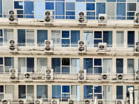 Otel cephesinde sıra sıra klima dış üniteleri